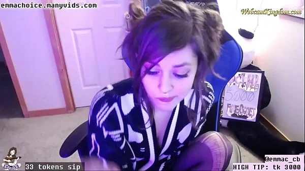 Skinny streamer flashing tits and ass on webcam