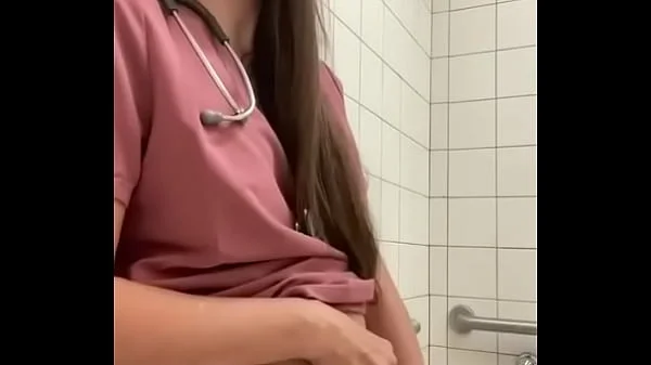 enfermera se masturba en el baño del hospital